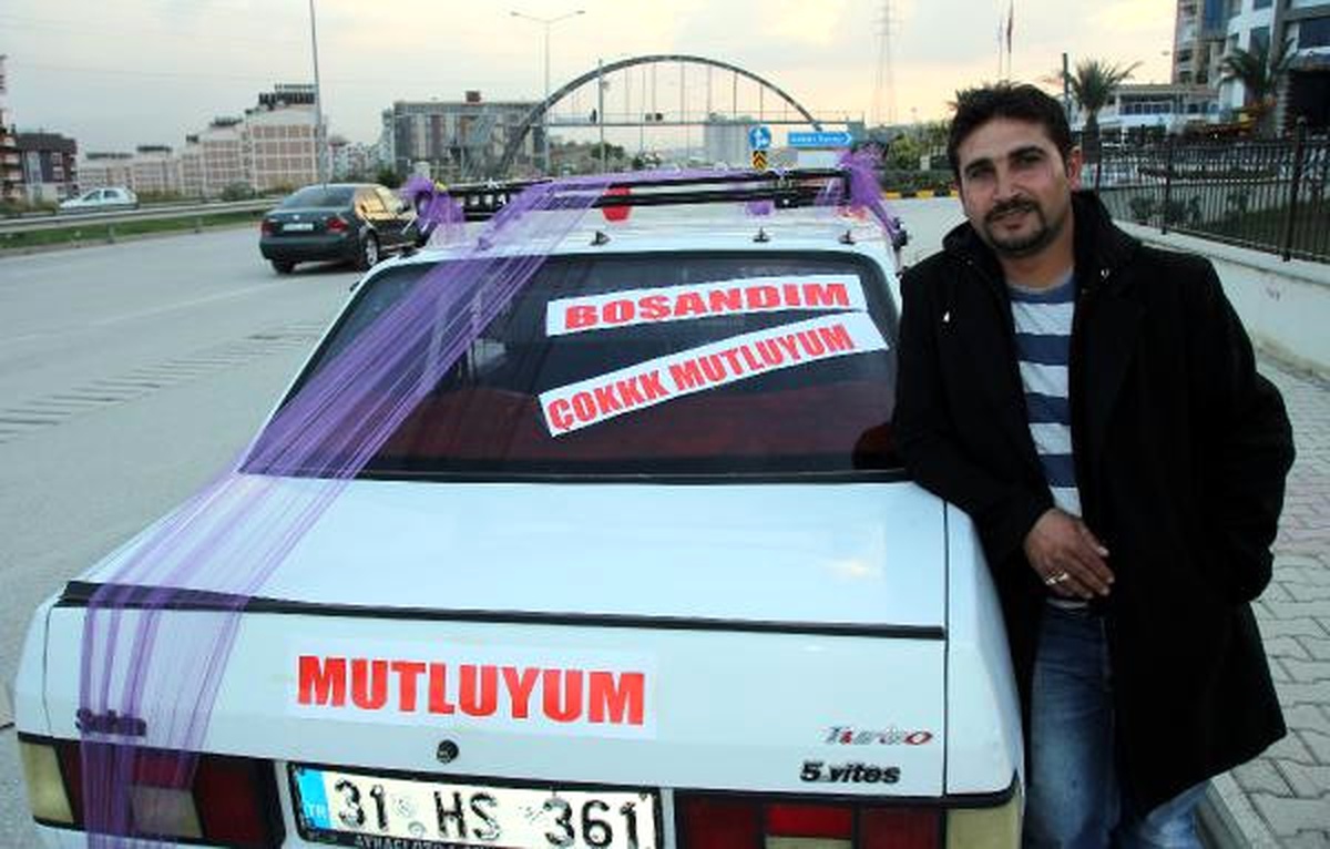 Eşinden Boşandı, Otomobiliyle \'Çok Mutluyum\' Turu Attı