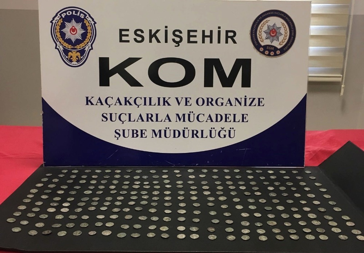 Eskişehir\'de Roma Dönemine Ait 261 Adet Gümüş Sikke Ele Geçirildi
