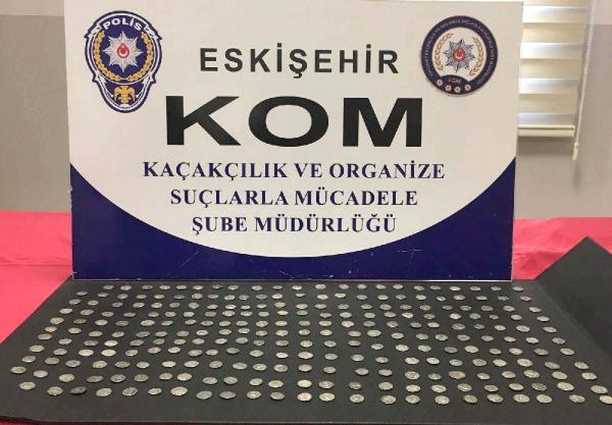 Eskişehir\'de Roma Dönemine Ait 261 Sikke Ele Geçirildi