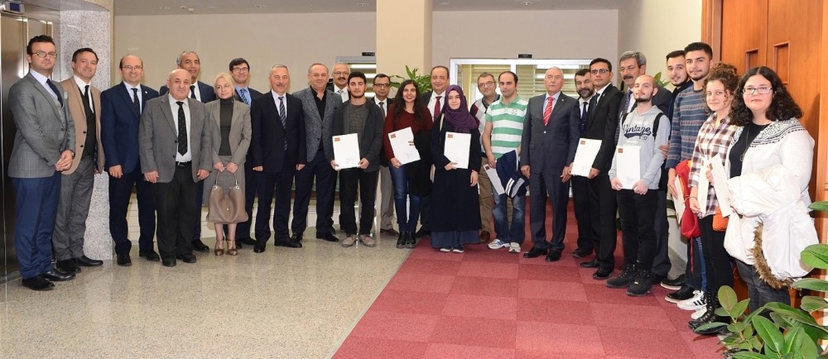 Esogü\'de Fakültelerini Birincilikle Kazanan Öğrencilere Kutlama Belgeleri Verildi
