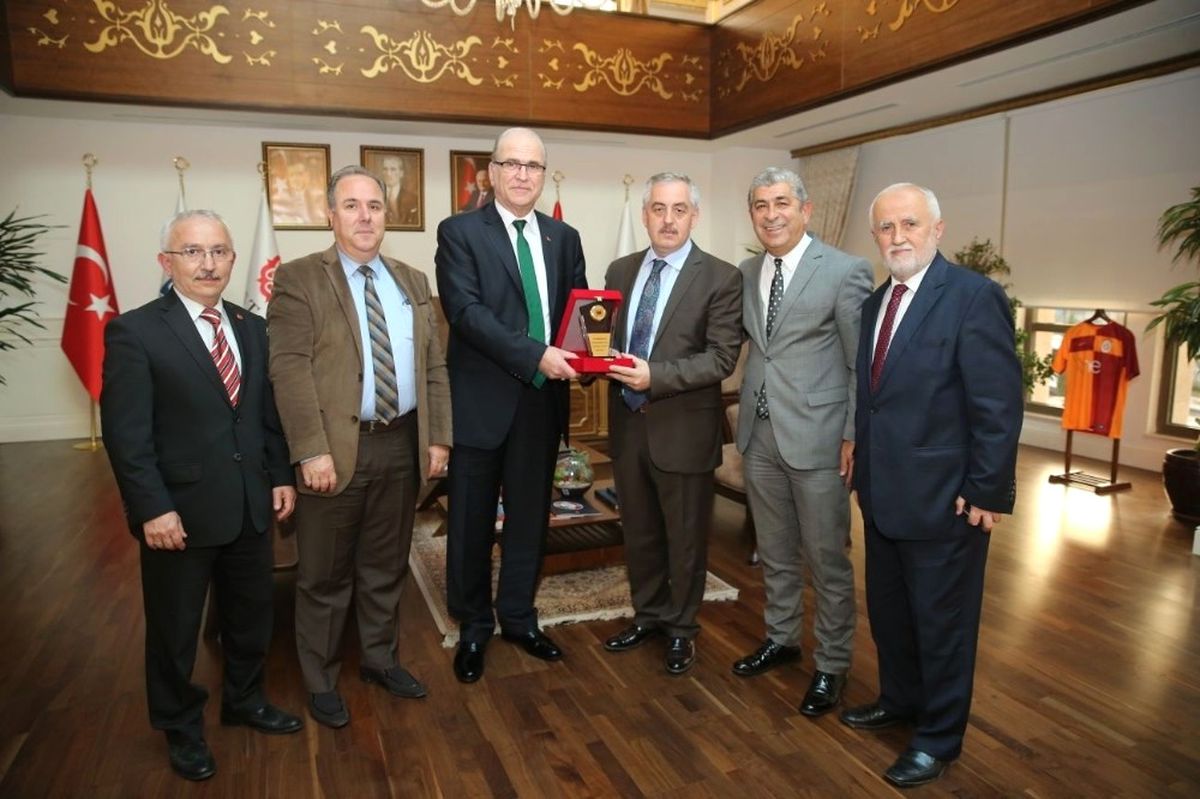 Eyüpsultan\'ın Muhtarlarından Başkan Aydın\'a Plaket
