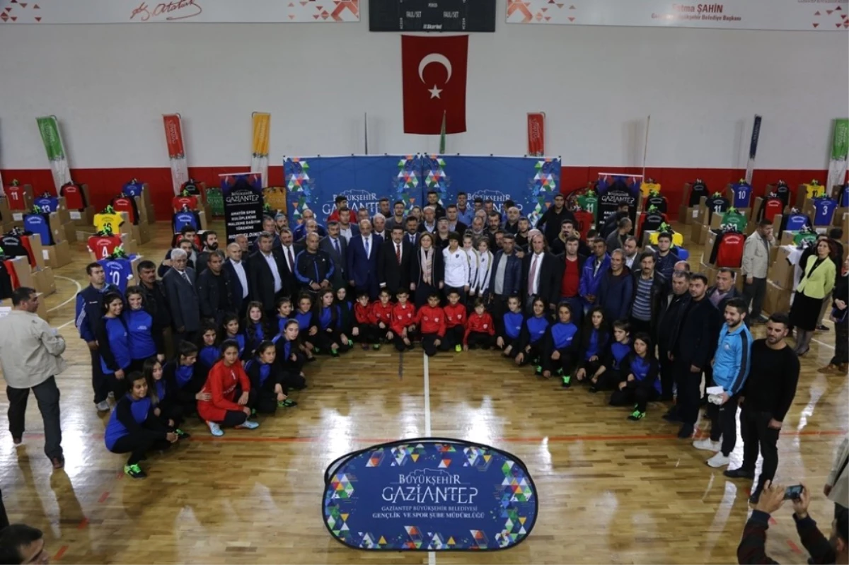 Gaziantep\'te Bin 500 Amatör Futbolcuya Malzeme Yardımı Yaptı