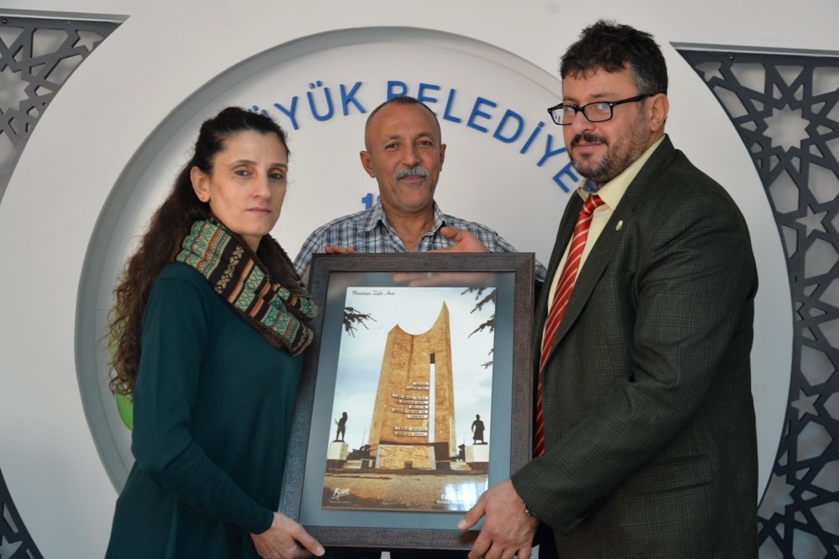 Hatay Büyükşehir Belediyesi Tiyatro Ekibinden Bozüyük Belediyesi\'ne Teşekkür Plaketi