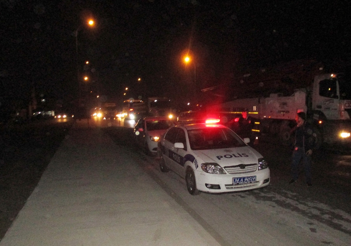 İhbara Giden Polislere Otomobil Çarptı: 2 Yaralı