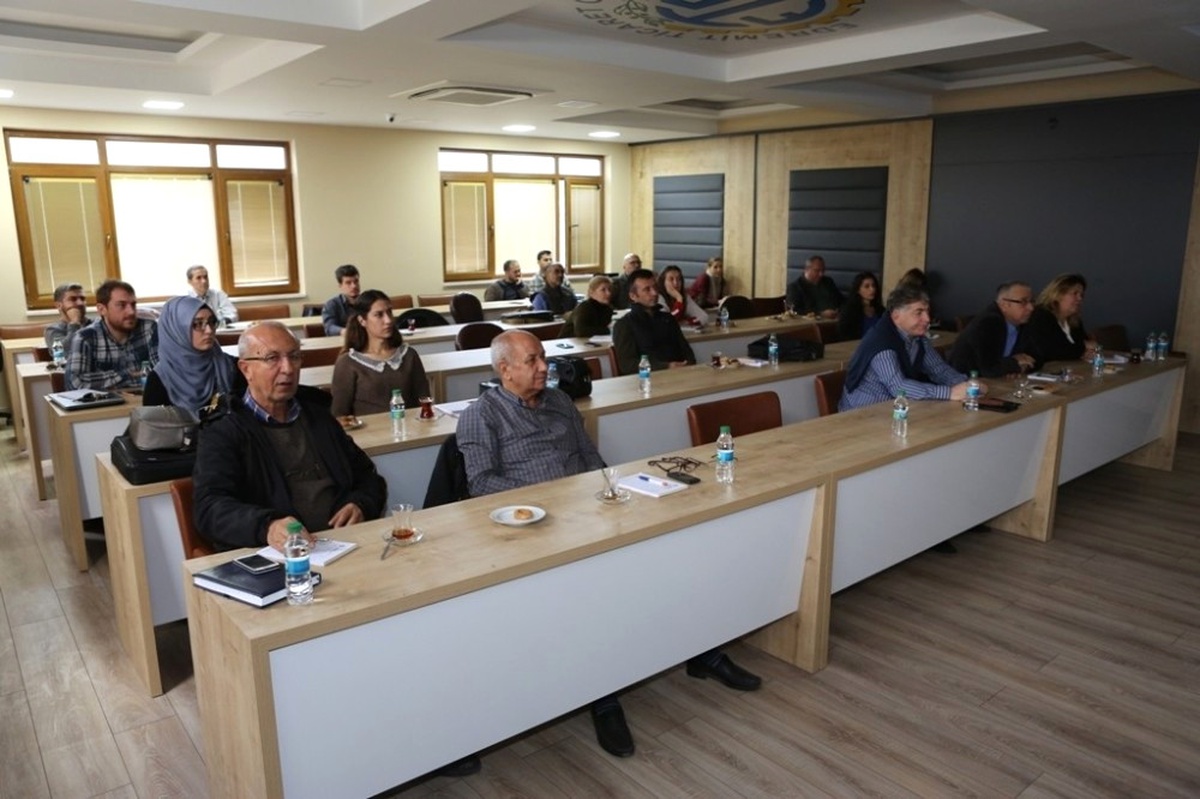 İhracatçılara Yeni Nesil Dış Ticaret İstihbarat Eğitimi