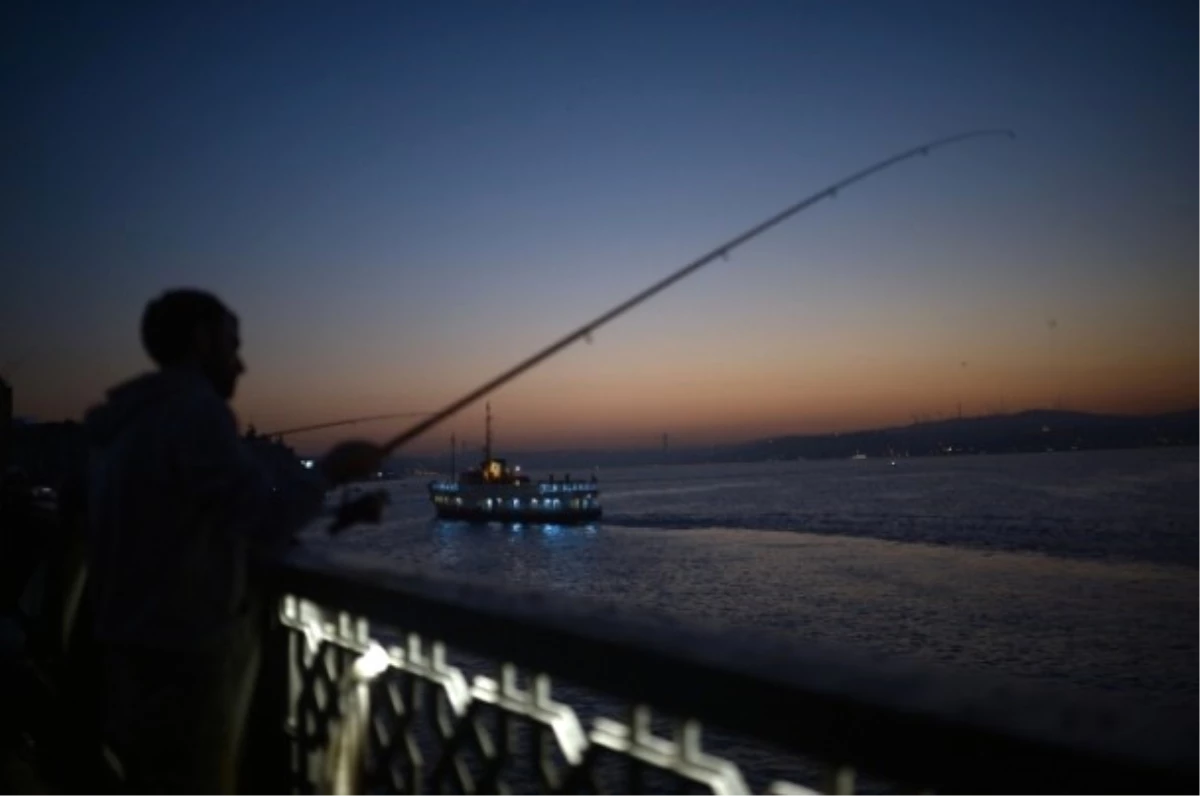İstanbul Galata Köprüsü\'nde Balık Tutan Vatandaşlar Denizde Erkek Cesedi Buldu