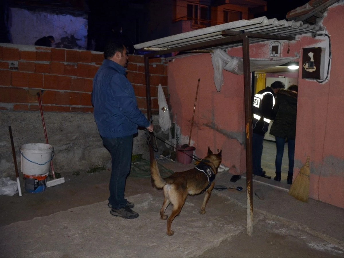 İzmir\'de 300 Polisle Uyuşturucu Operasyonu: 25 Gözaltı