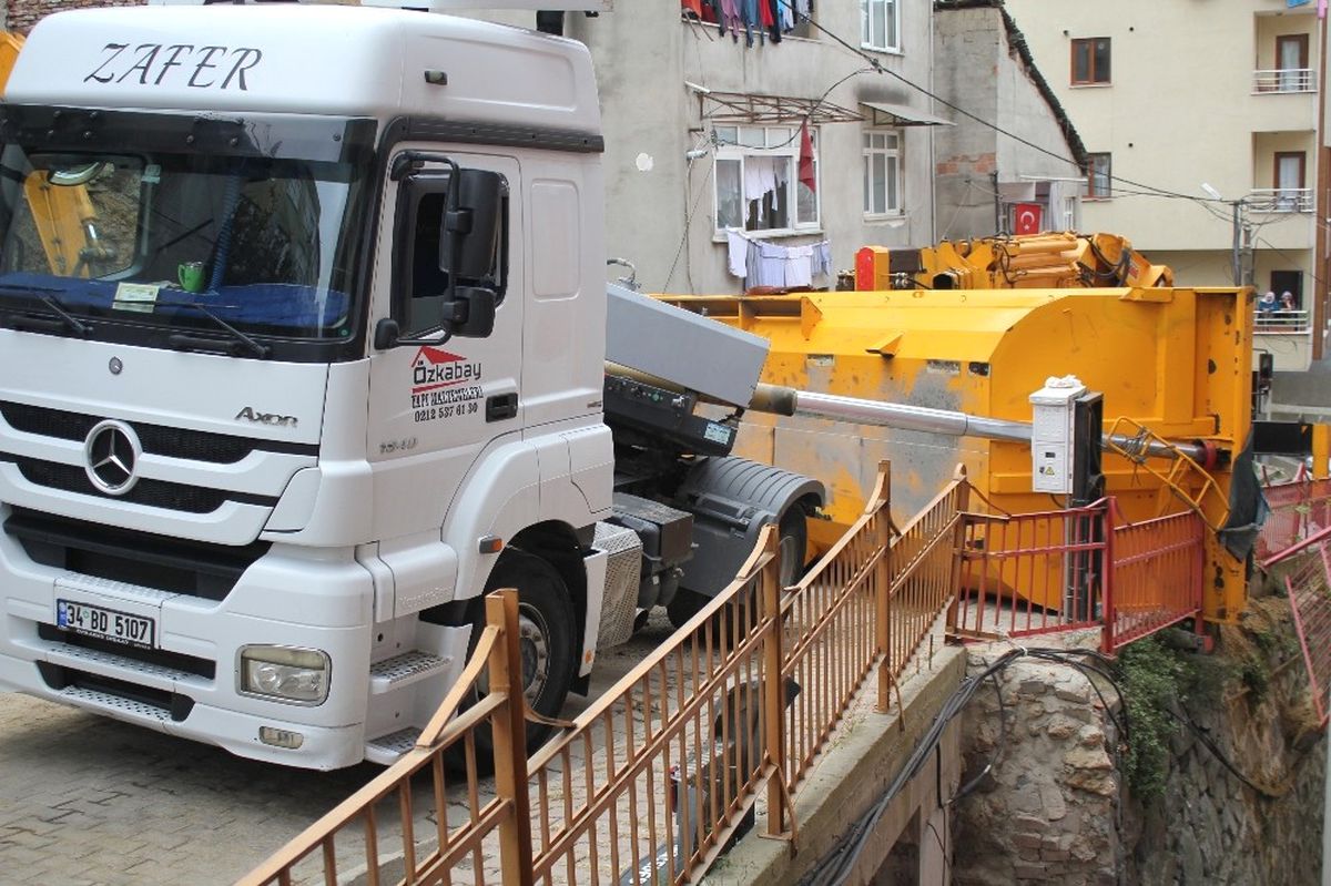 Kağıthane\'de Hafriyat Kamyonu Devrildi, Faciadan Dönüldü