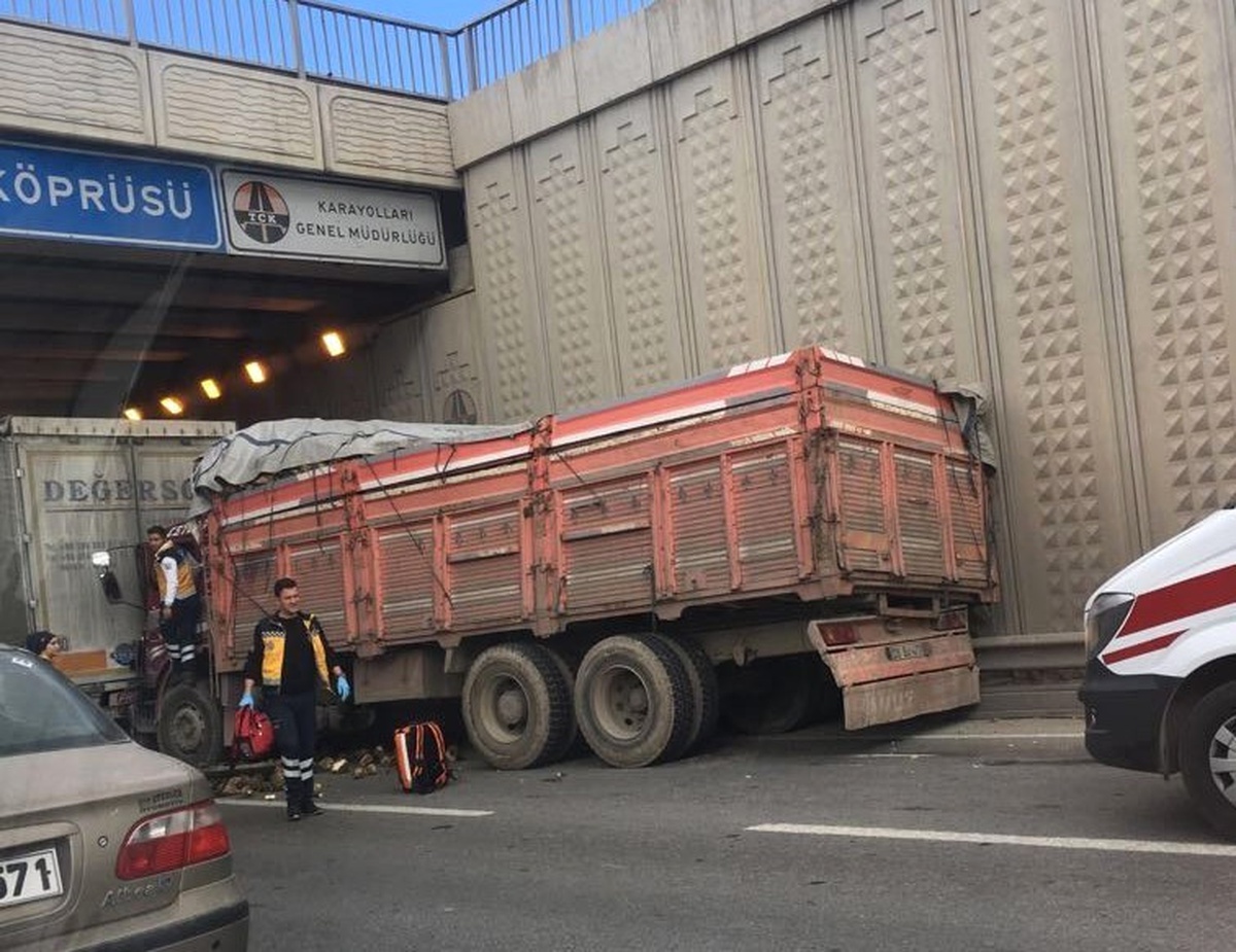 Kamyon ile Tırların Zincirleme Kazasında 1 Kişi Yaralandı