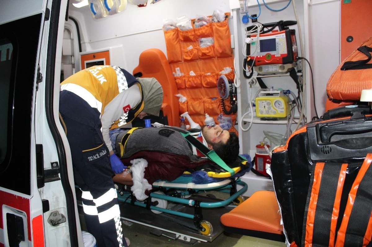 Kamyona Çarpan Otomobilin Tavanı Uçtu: 1\'i Ağır 4 Yaralı