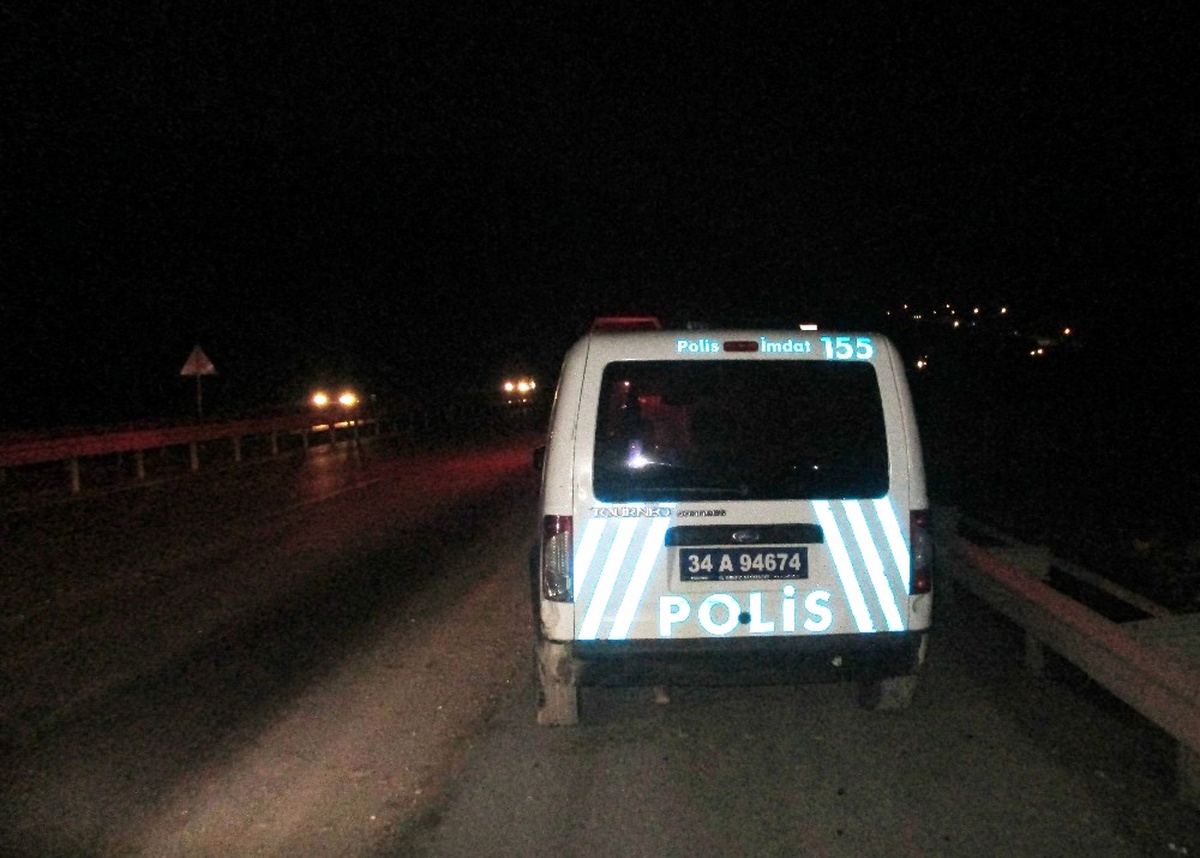 Kaza İhbarına Giden Polislere Otomobil Çarptı: 2 Yaralı