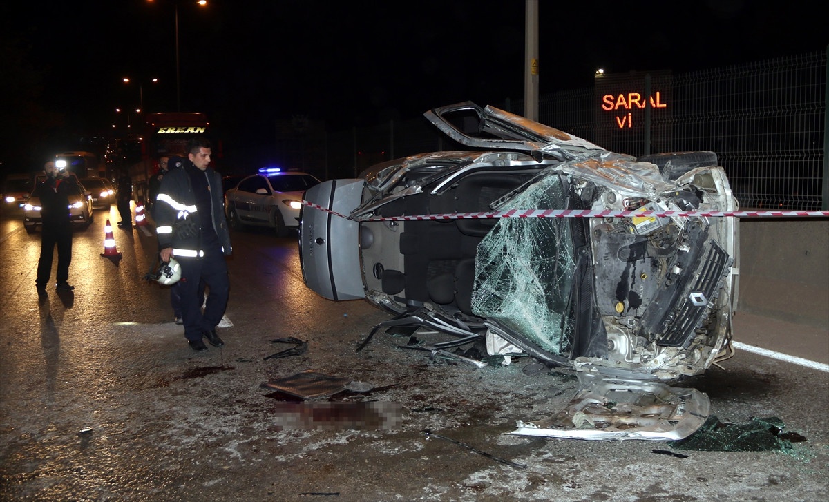 Kocaeli\'de Otomobil Kamyona Çarptı: 4 Yaralı