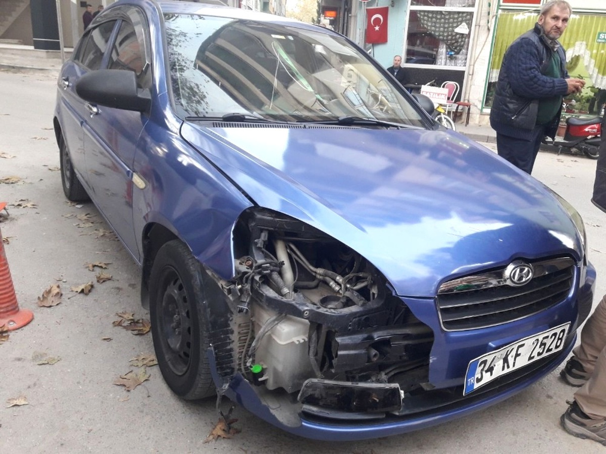Motosiklet Otomobille Çarpıştı: 2 Yaralı
