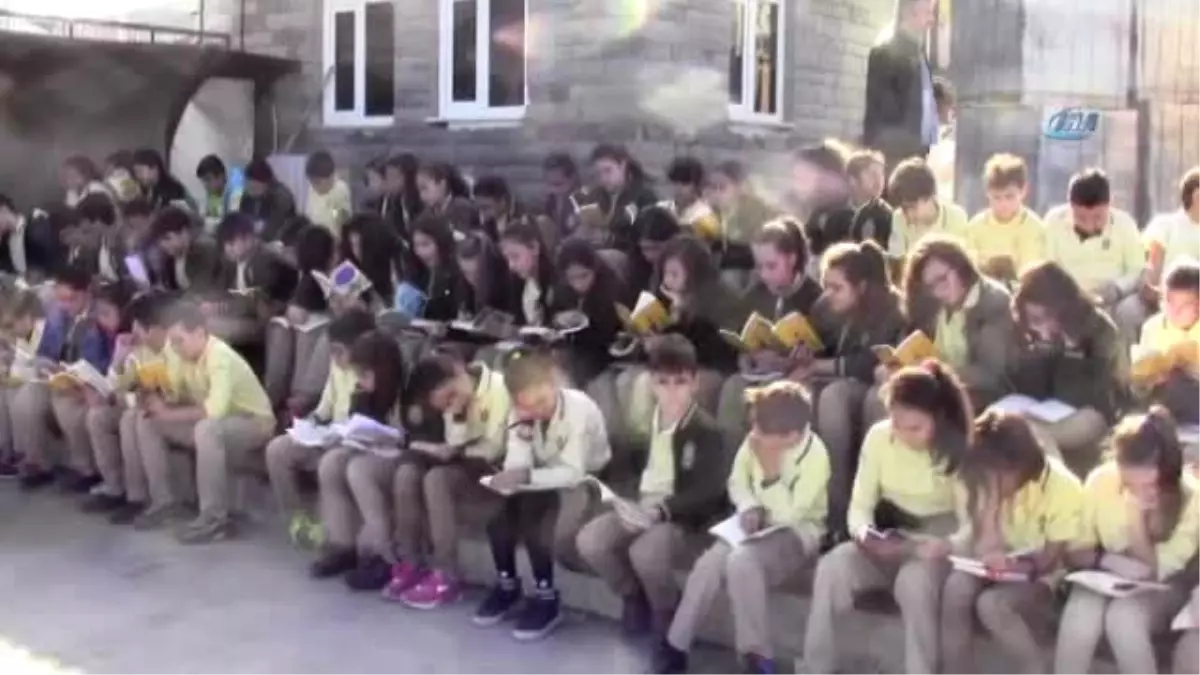 Mudanyalı Çocuklar Sahilde Kitap Okudu