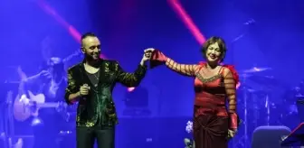 Nazan Öncel, Sahnede Tarkan'a ve Vefat Eden Eşi Akşit Togay'a Teşekkür Etti