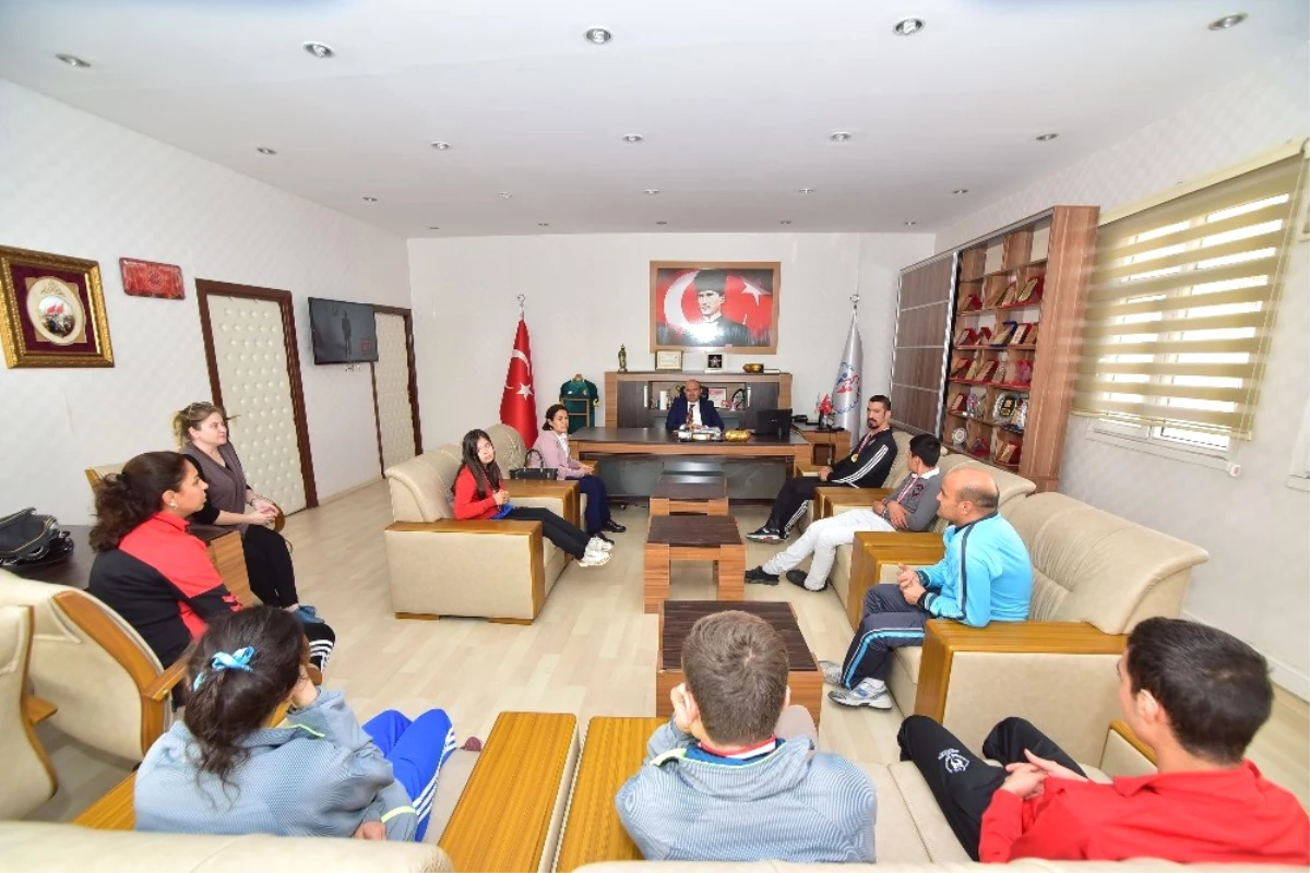 Osmaniyeli Özel Sporcular Madalya Sevinçlerini Demir\'le Paylaştı