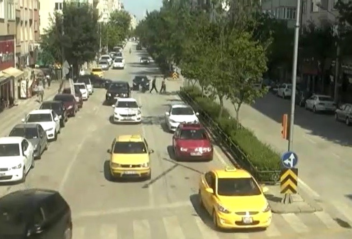 Otomobil Anne ve Çocuğa Böyle Çarptı