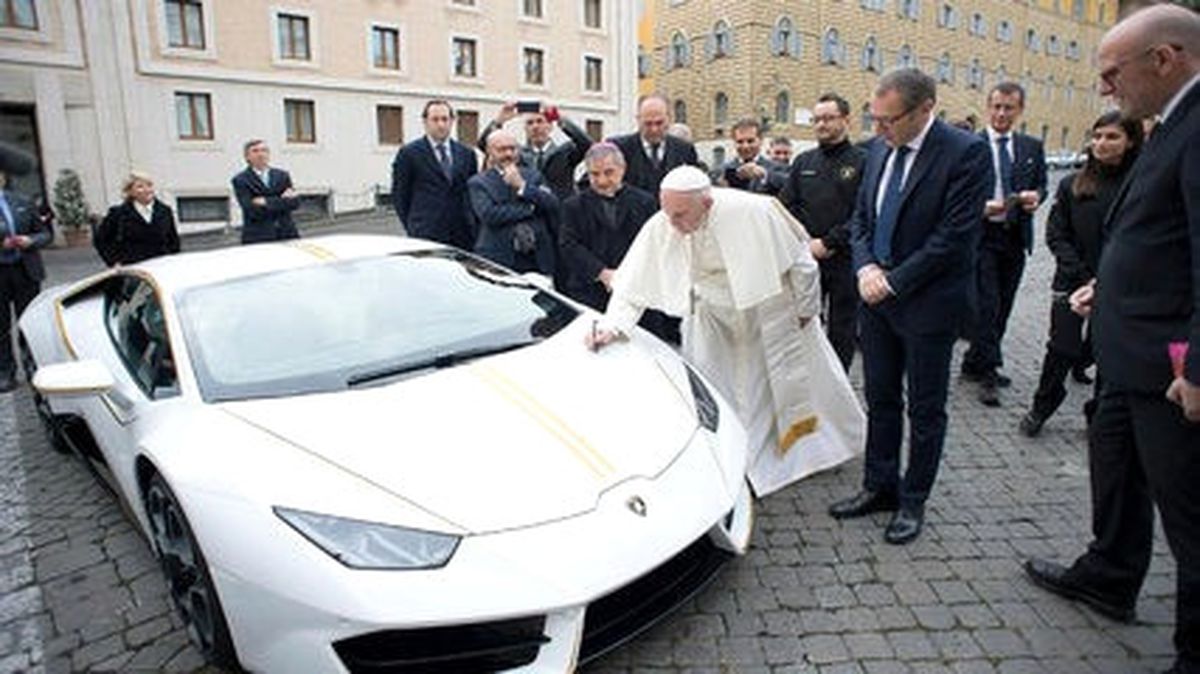 Papa Francis\'e Lamborghini Hediye Edildi