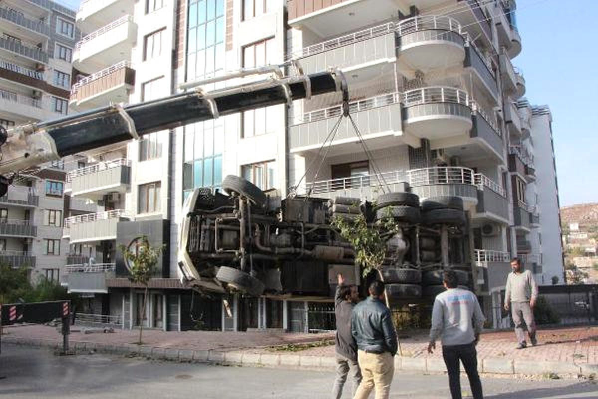 Şanlıurfa\'da Freni Boşalan Kamyon Apartman Bahçesine Girdi