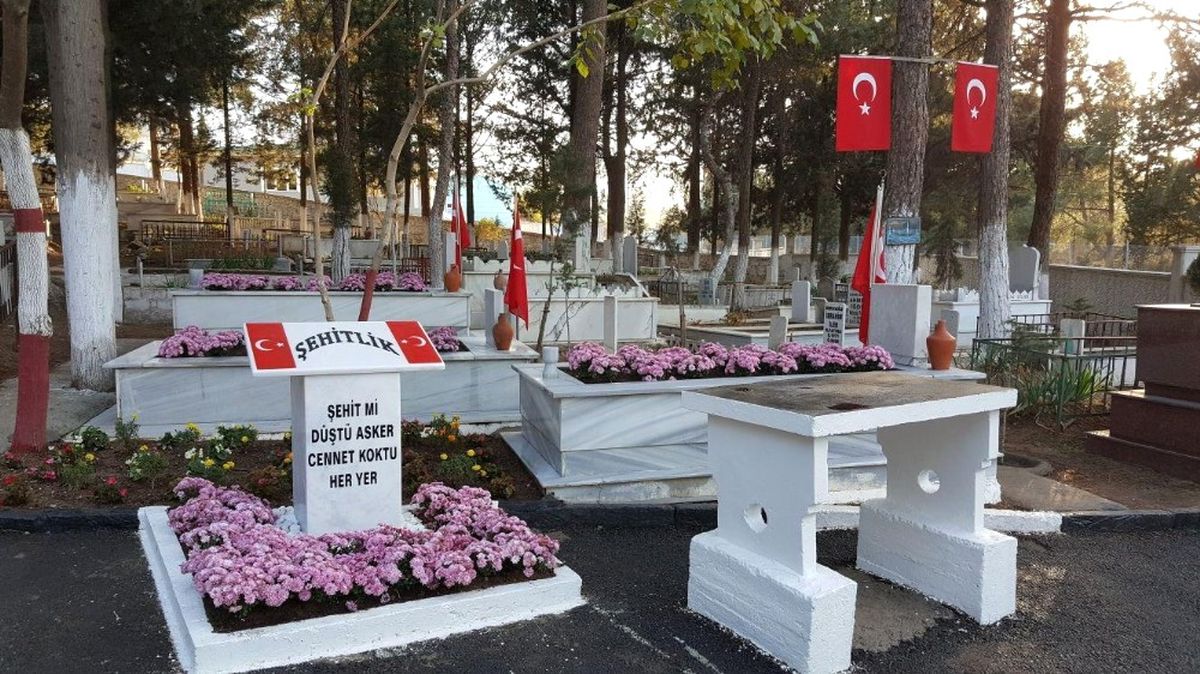 Şehit Mezarları Çiçek Açtı