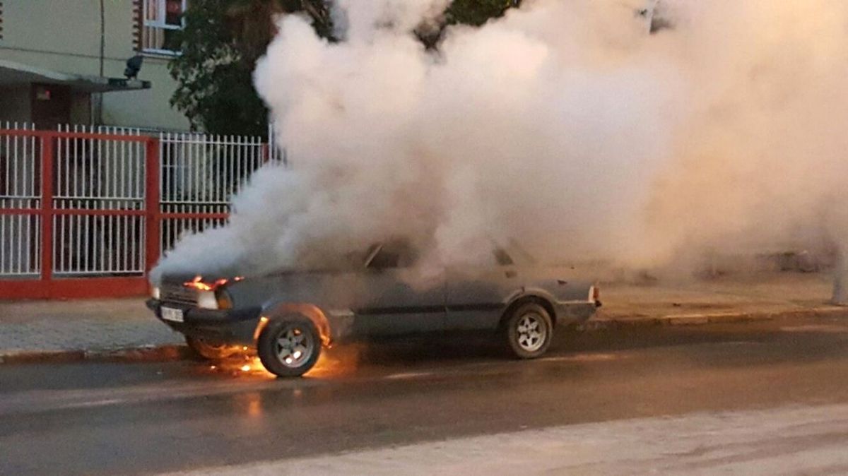 Seyir Halindeki Otomobil Alev Topuna Döndü