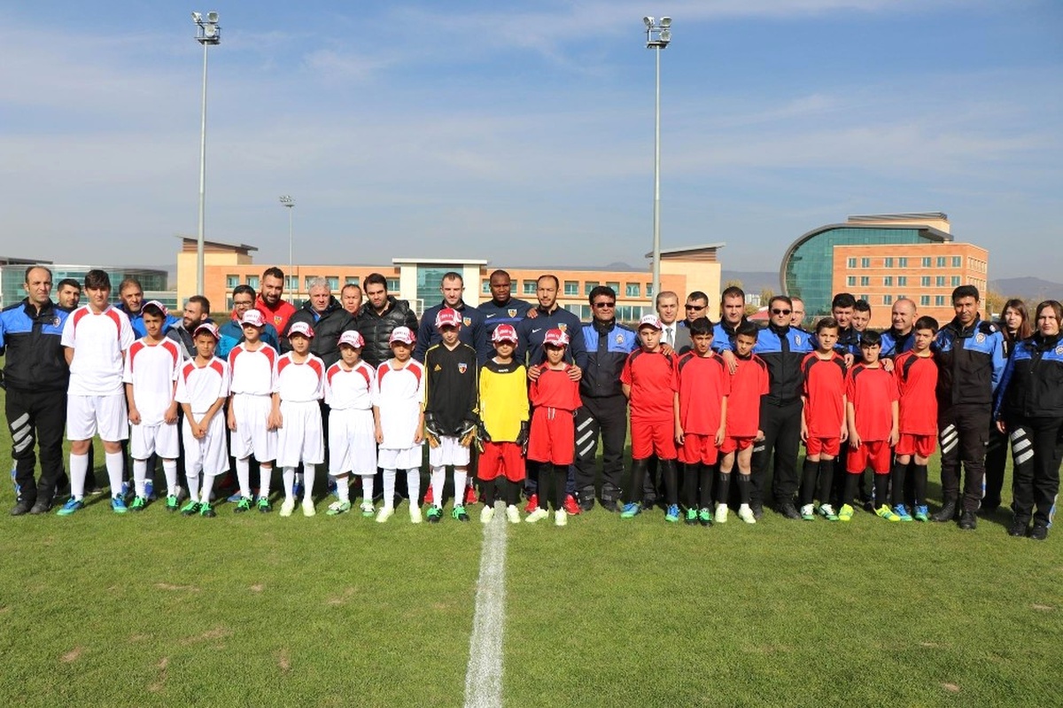 Suriyeli Çocuklar ile Kayserisporlu Futbolcular Birlikte Ter Döktü