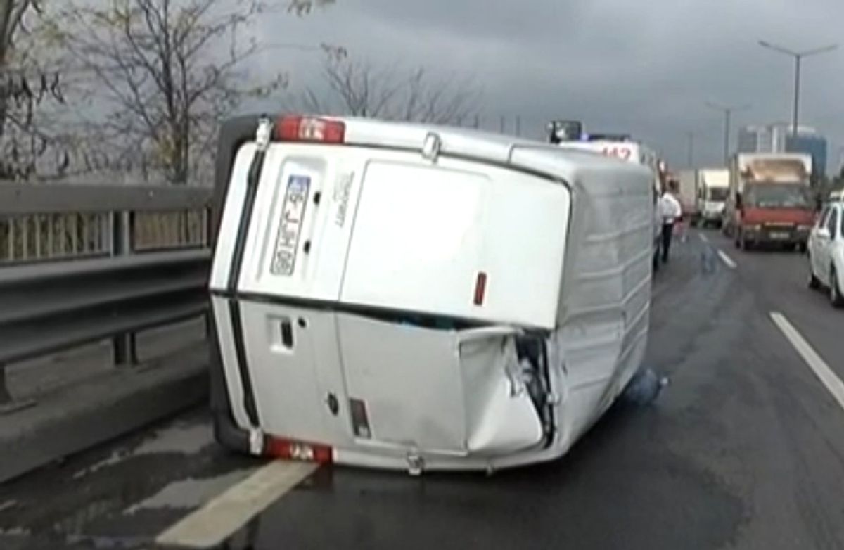 Tem Otoyolunda Su Yüklü Araç Devrildi, Trafik Kilitlendi