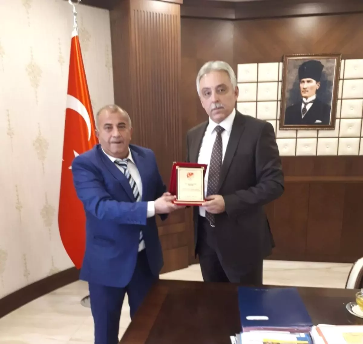 Tff Hakkari İl Temsilcisi Aykut\'tan Vali Toprak\'a Plaket