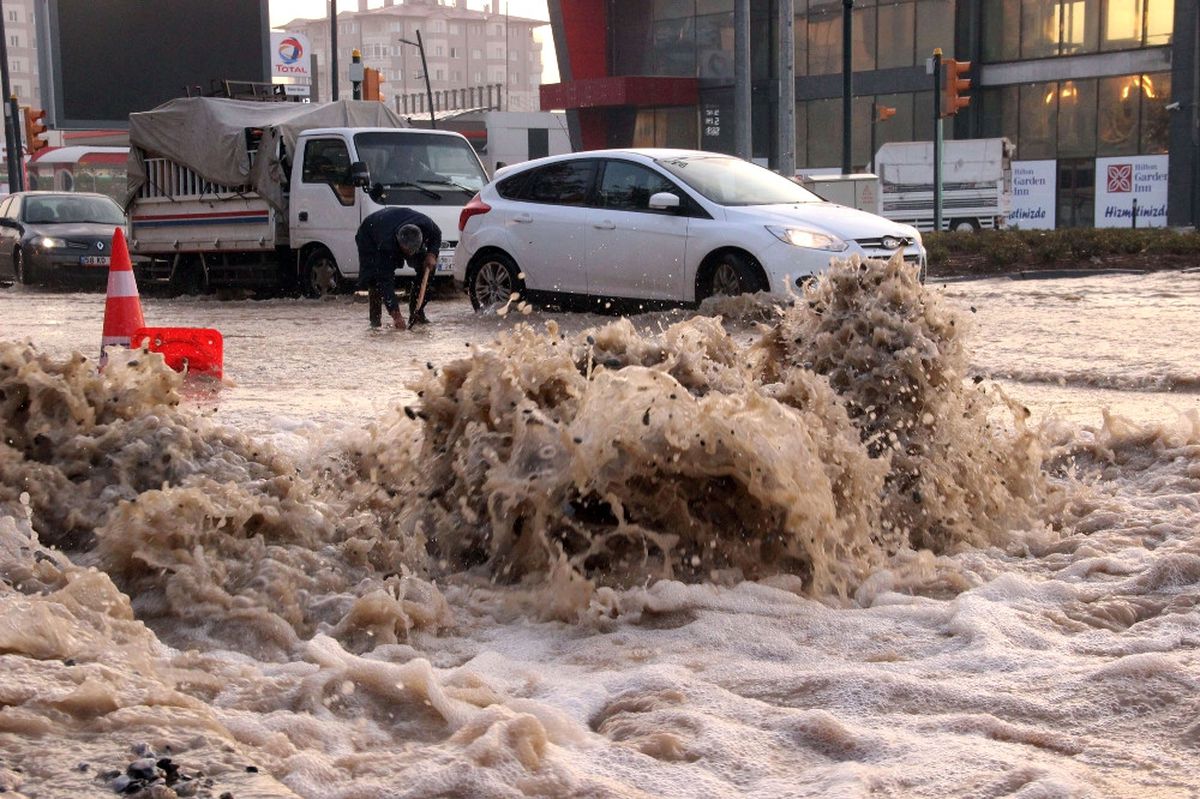 Tonlarca Su Bulvara Aktı
