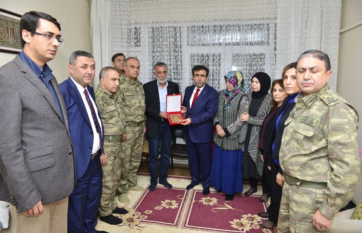 Vali Güzeloğlu, Şehit Ailesine Şehitlik Belgesi Verdi