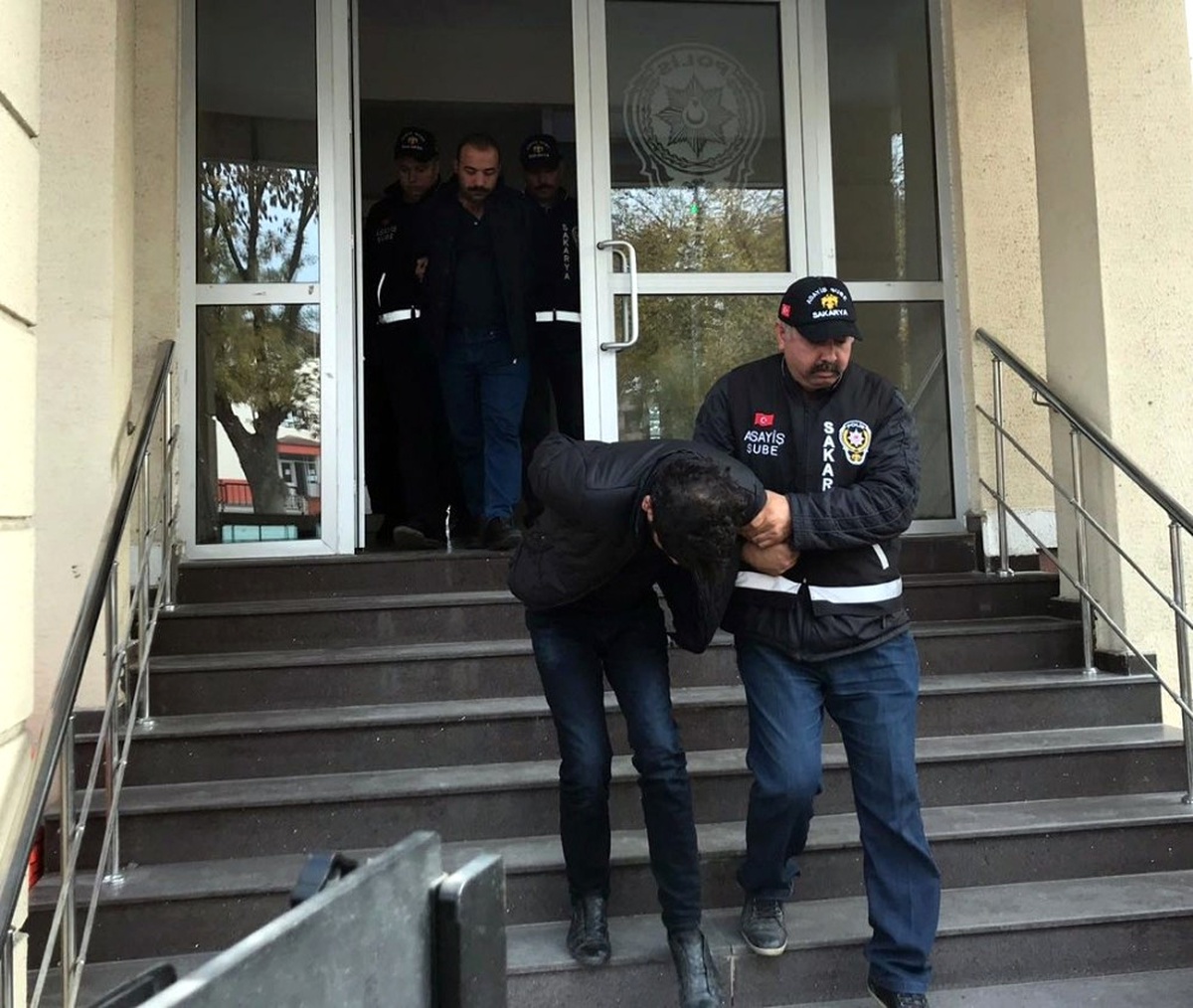 Yaşlı Adamı Dolandıran Şebeke Üyeleri Tutuklandı