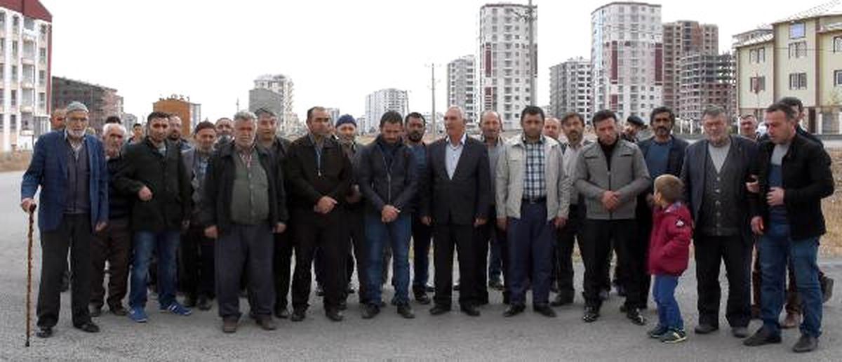 1 Kişinin Kazada Caddede Protesto