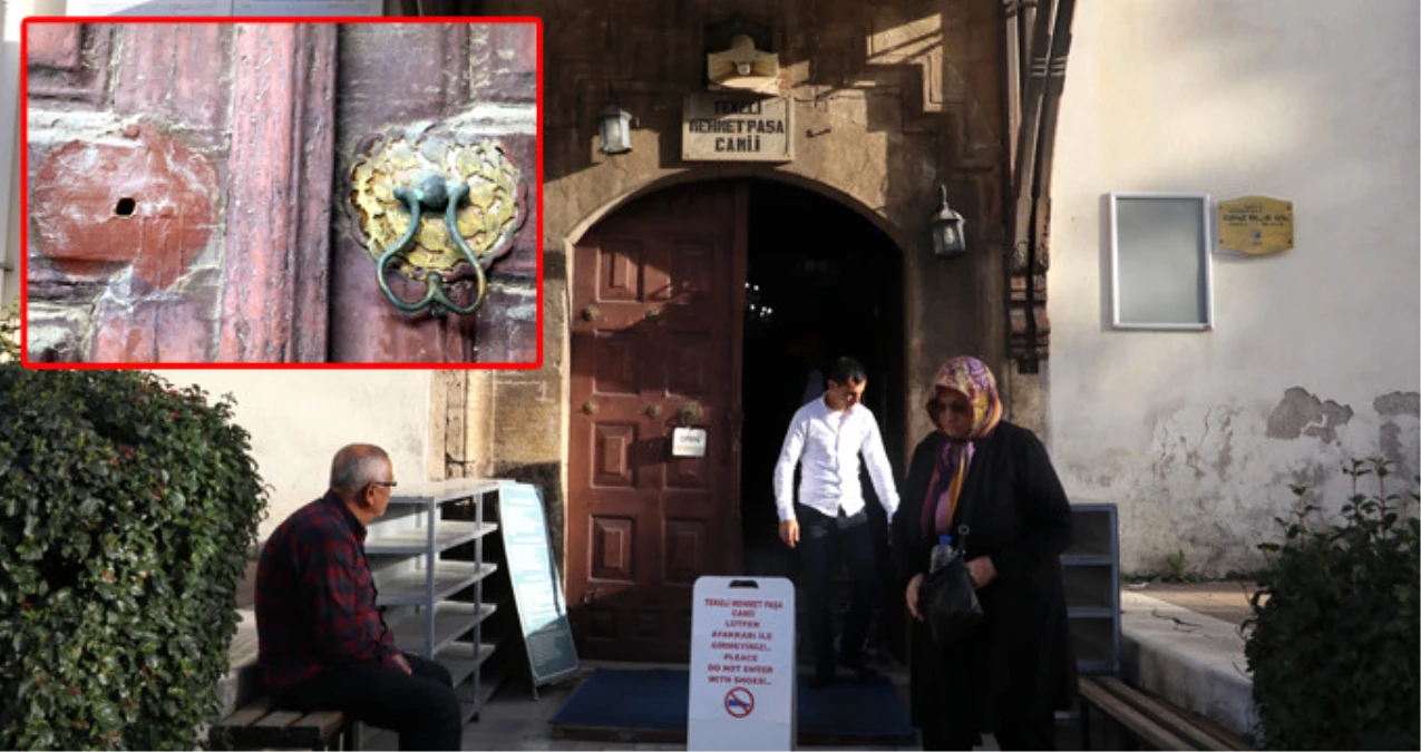 400 Yıllık Tekeli Mehmet Paşa Camii\'nin Kapısındaki Tarihi Altın Yaldızlar Kayboldu