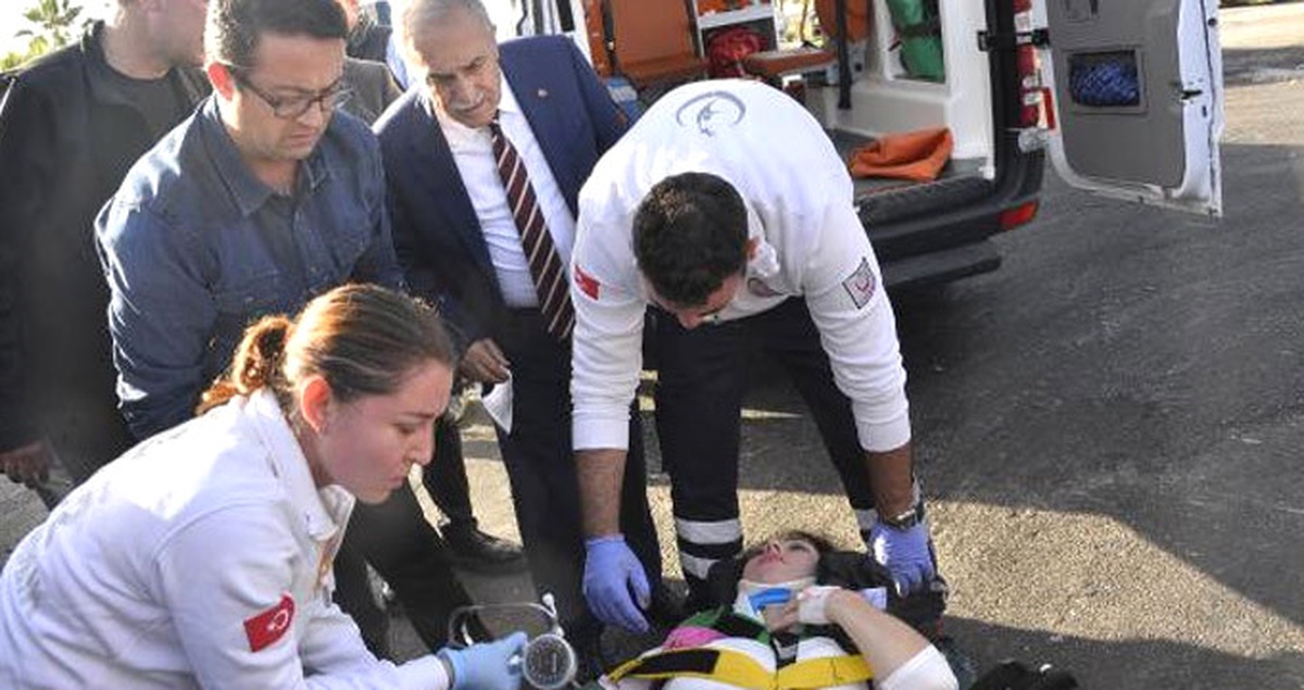 Bakan Fakıbaba, Konvoyunun Önündeki Kazada Yaralananlarla Yakından İlgilendi
