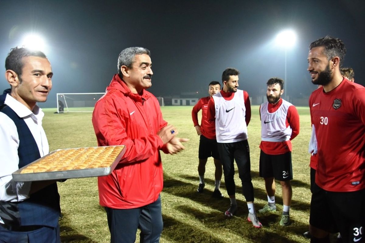 Başkan Alıcık\'tan Futbolculara Tatlı Sürpriz