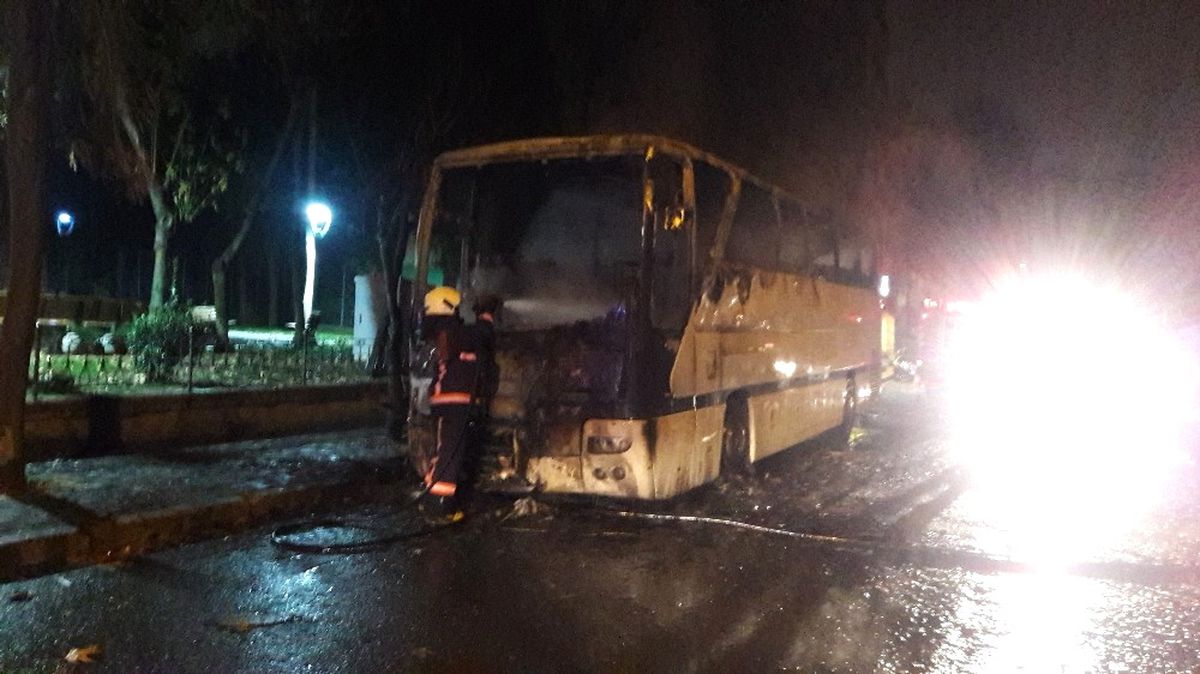 Bayrampaşa\'da Park Halindeki Otobüs Alev Alev Yandı