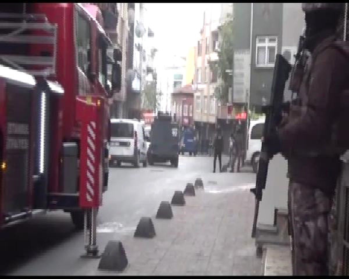 Beyoğlu\'nda Terör Operasyonu: Korkuluklar Kesildi, Duvarlar Balyozlarla Kırıldı