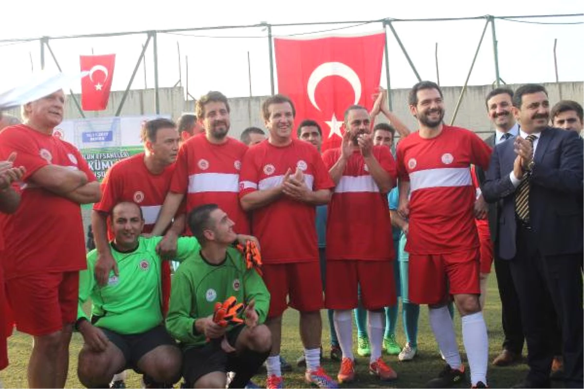 Bursa\'da Eski Milli Futbolcular Cezaevinde Gösteri Maçı Yaptı