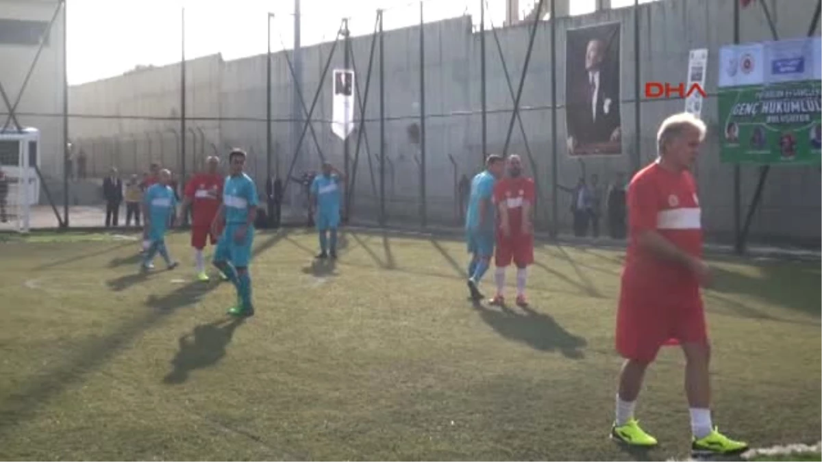 Bursa\'da Eski Milli Futbolcular Cezaevinde Gösteri Maçı Yaptı