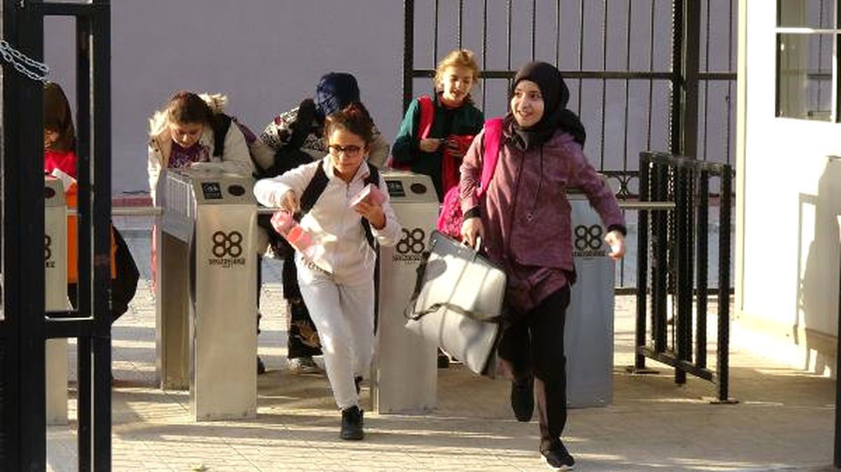 Bursa\'da Polisten Okulların Çevresinde Güvenlik Uygulaması