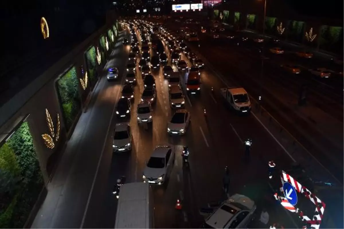 Edirnekapı Metrobüs Durağı Yanında Zincirleme Kaza; 5 Yaralı (3)