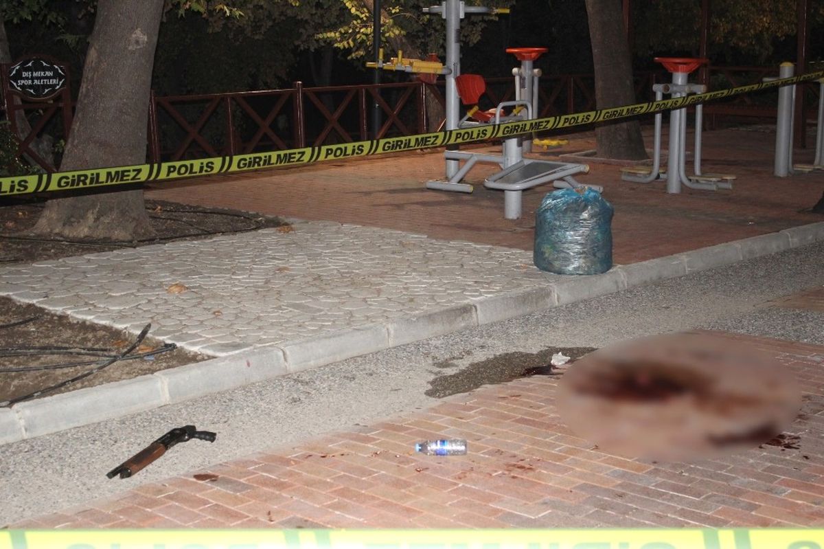 Eşine Pompalı Tüfekle Ateş Etti: 1 Ölü, 1 Yaralı