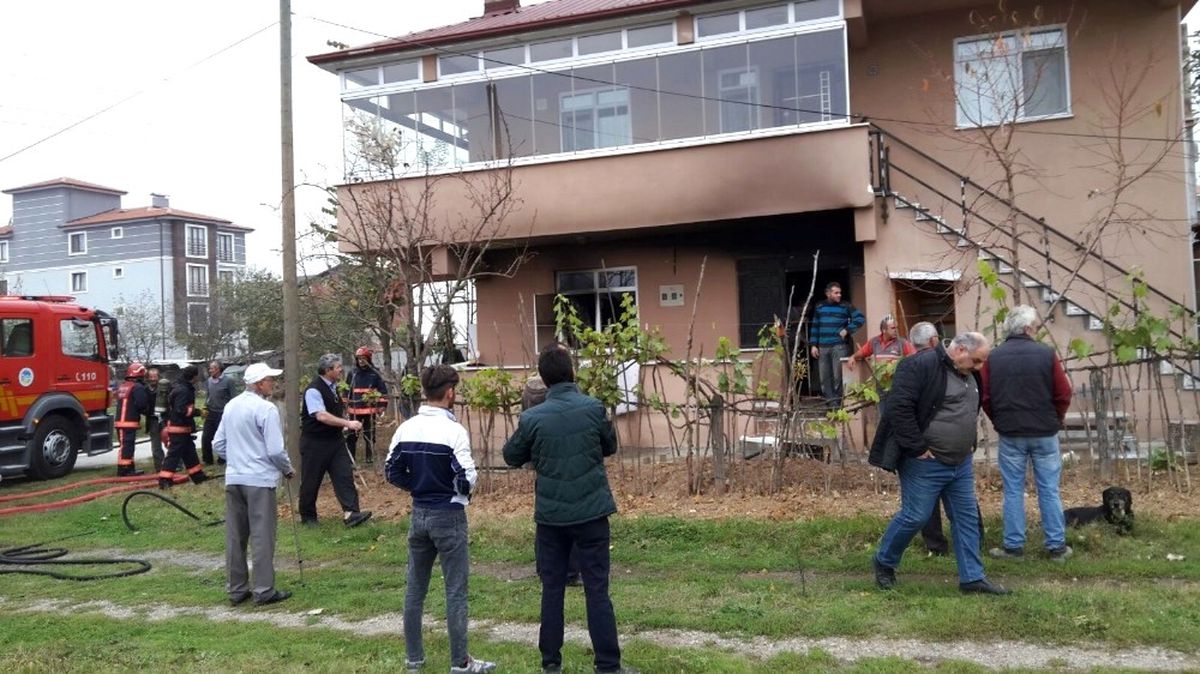 Ev Yangınında 3 Kişi Dumandan Etkilendi