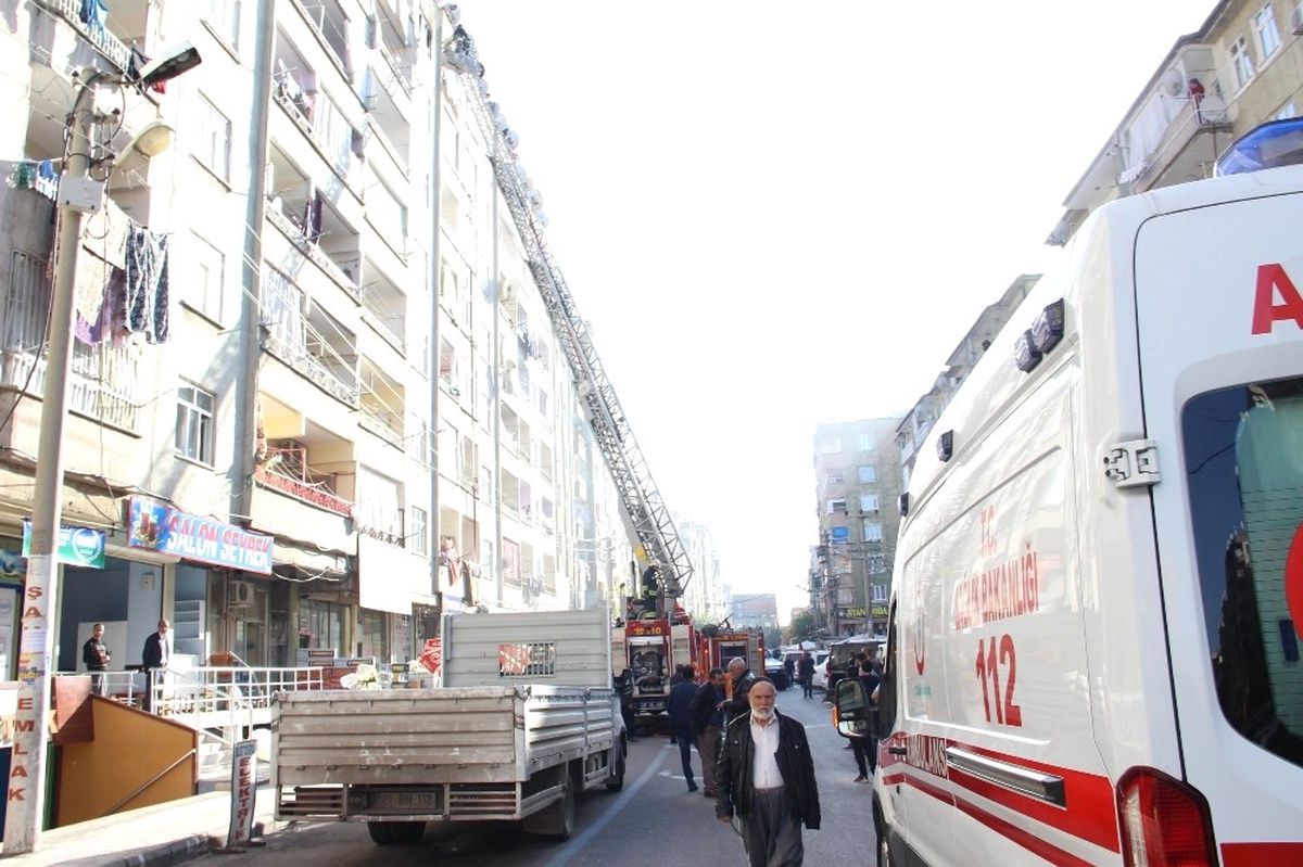 Evi Yanan Kadın Baygınlık Geçirdi, Herkes İzledi