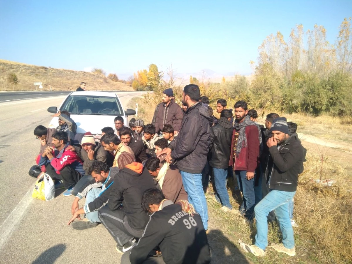 Göçmenleri Araçtan İndirip Kaçmak İstedi