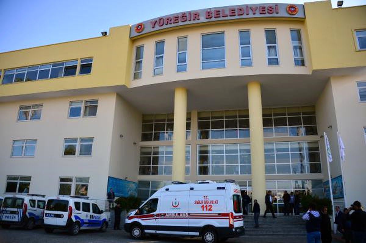 İşçi, Belediyede İntihar Etti