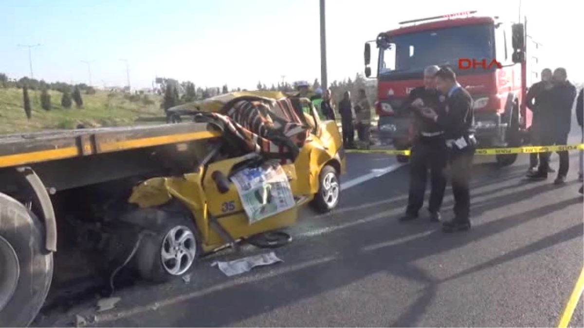 İzmir Tır\'a Arkadan Çarpan Taksinin Şoförü Öldü