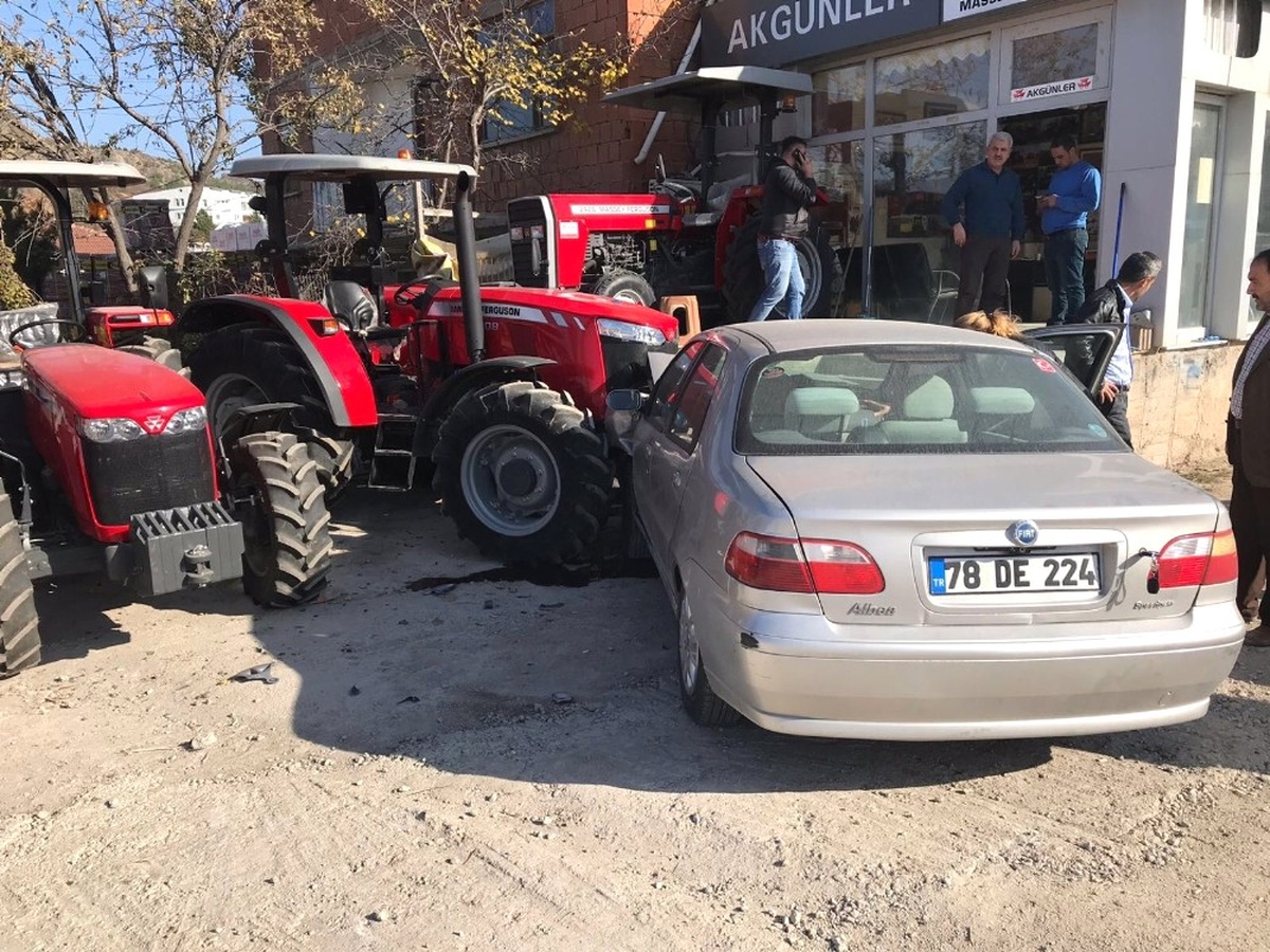Kontrolden Çıkan Otomobil Traktör Bayisine Daldı: 2 Yaralı
