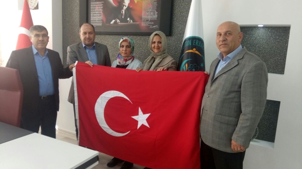 Kütahya\'da Kurumların Bayrakları Kursiyerlerden