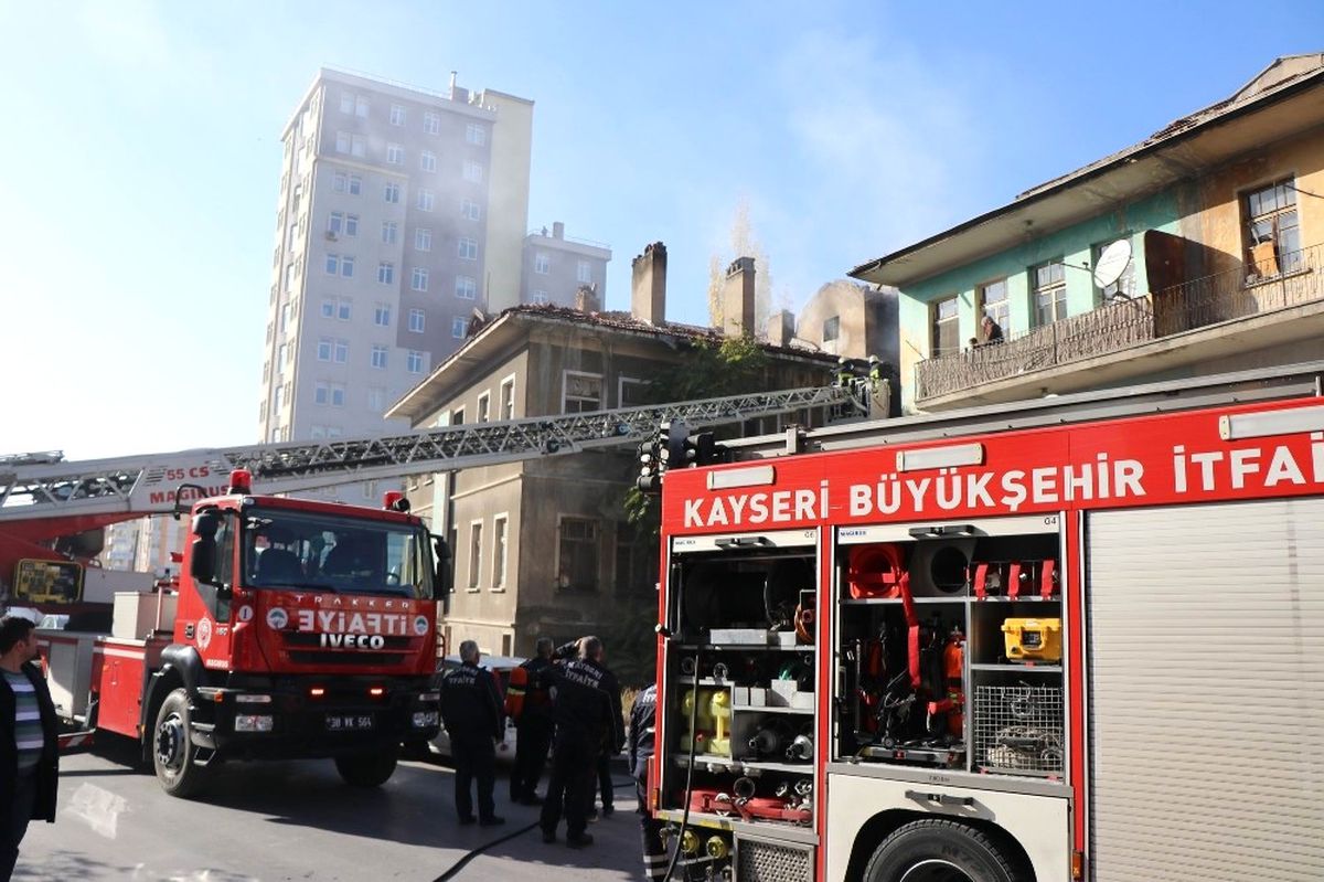 Metruk Binada Çıkan Yangın İtfaiye Ekiplerini Harekete Geçirdi